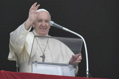 El Papa Francisco saluda a los fieles al finalizar el Angelus de hoy