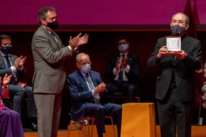 El alcalde de Sevilla, Juan Espadas, entregó el título de hijo adoptivo de la ciudad al arzobispo Asenjo