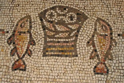 Mosaico de los cinco panes y dos peces de Tabga, junto al mar de Tiberíades, en Tierra Santa