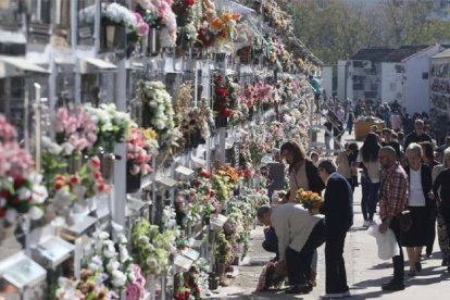 Cada año, millones de personas acuden los días 1 y 2 de noviembre los cementerios para visitar a sus seres queridos fallecidos.