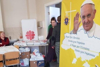 Logo de la campaña del Papa por Ucrania en las oficinas de Cáritas en Kiev... el mapa de Ucrania incluye las zonas independentistas y Crimea, anexionada por Rusia