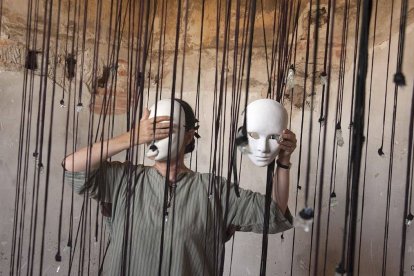 La obligatoriedad de la mascarilla no nos obliga a convertir nuestra vida en una masarada. Foto: Concha Casajús. Performance de Sylvie Garoche y Olga Simón.