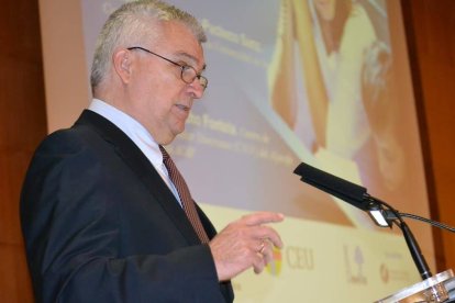 Javier Hernández-Pacheco Sanz (1953-2020), catedrático de Filosofía en la Universidad de Sevilla, de raigambre tomista, falleció el 17 de noviembre a consecuencia del coronavirus, tras un mes de hospitalización. Foto: CEU.