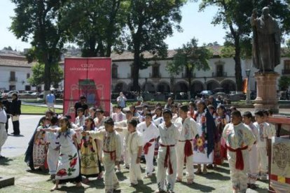 Homenaje escolar a Vasco de Quiroga en Pátzcuaro, Michoacán, donde descansan sus restos - el Papa reconoce sus virtudes heroicas