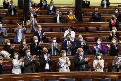 Los diputados que aprobaron la eutanasia (izquierda, separatistas y Ciudadanos) se aplauden a sí mismos por su logro. Foto: Efe.