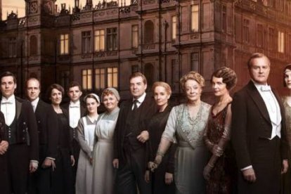 Downton Abbey es una serie de 6 temporadas y 52 capítulos centrada en una familia aristocrática y sus criados... luminosa, en un panorama de series oscuras