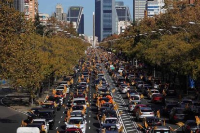 Miles de coches, con familias enteras, se manifestaron por toda España contra la Ley Celaá