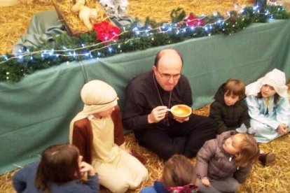 El obispo José Ignacio Munilla explicando la Navidad a unos niños hace un par de años