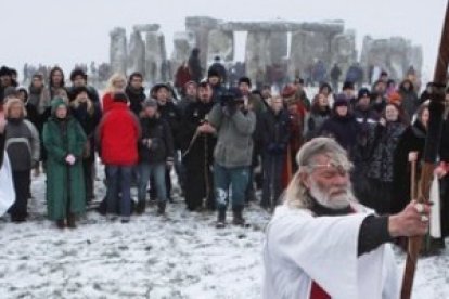 Ingleses modernos que quieren ser paganos se declaran druidas y hacen rituales en el Solsticio de Invierno en Stonehenge
