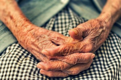 Monseñor Munilla señala la gran contradicción que implica aprobar la eutanasia en medio de una pandemia en la que se le ha fallado clamorosamente a los ancianos. Foto: Cristian Newman / Unsplash.