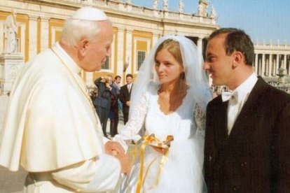 San Juan Pablo II con un joven matrimonio - su Teología del Cuerpo y el amor han tocado los corazones de muchas personas, también no católicos