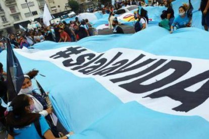 Muchos ciudadanos argentinos defensores de la vida se sienten traicionados por algunos de sus políticos