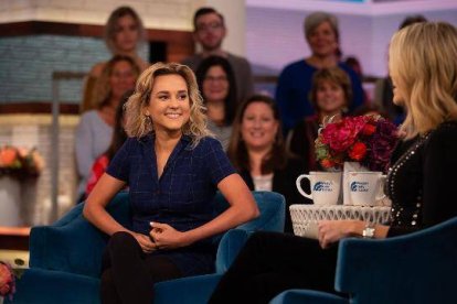 Charlotte Pence en un programa de televisión... es extrovertida, le gusta comunicar y hablar también de su fe y sus valores provida