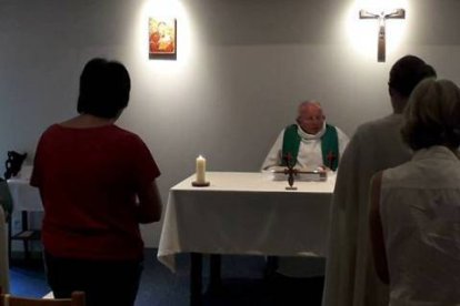 El padre Bernard celebra misa en la casa de la Comunidad Pozo de Jacob, en Alsacia