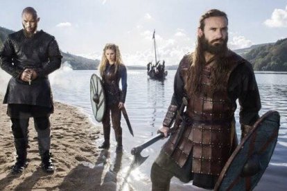 El vikingo Ragnar Lodbrock, su ex-esposa guerrera con rastas, su pariente que se bautiza nada convencido... una escena de la teleserie Vikingos de History Channel