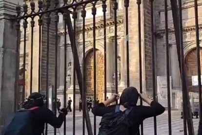 Feministas intentaron asaltar la catedral de México, fuertemente custodiada por la Policía