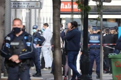 La policía acudió rápidamente a Notre Dame de Niza y detuvo, vivo pero herido, al agresor del cuchillo