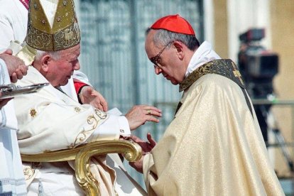 En el numerosísimo consistorio (38 nuevos purpurados) del 21 de febrero de 2001, San Juan Pablo II nombró cardenal al arzobispo de Buenos Aires, Jorge Mario Bergoglio.