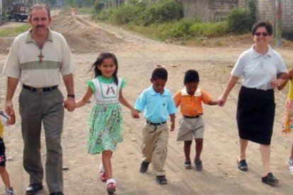 El hermano Pedro Manuel Salado con algunos de los niños de la escuela que dirigía en Ecuador