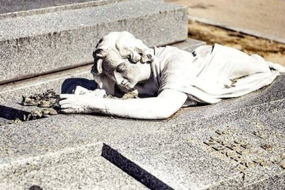 El vínculo con los muertes permanece solo si se les ha amado. La eutanasia romperá ese lazo, con independencia de su hipotética voluntariedad. Foto: Servicios Funerarios de Madrid, Cementerio de La Almudena.