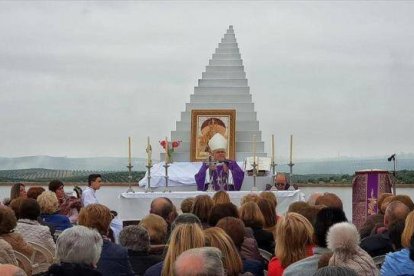 Misa de difuntos del obispo Demetrio en el cementerio de Cañete Torres, pueblo donde fueron martirizados Antonio Moreno y dos sacerdotes... tiene una peculiar escalera hacia el cielo