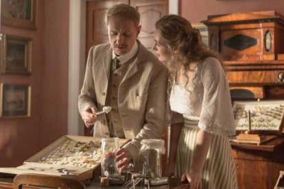 El doctor tiene control sobre los insectos con el éter... y eso es lo que busca sobre los humanos también