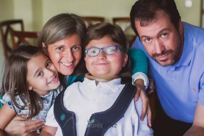 Andrés Marcio sufre una enfermedad rara y sin cura, pero con el apoyo de su familia y los médicos vive feliz.