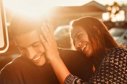 El amor entre hombre y mujer lo es entre los dos componentes de su ser, el cuerpo y el alma. El pansexualismo es una deformación de esa realidad. Foto: Pablo Merchán Montes / Unsplash.
