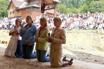 Ivetka es la que está a la derecha de la foto; Katka, a su lado... las dos niñas videntes de Litmanova aún acuden al santuario a algunos encuentros de oración