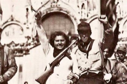 Partisanos comunistas en una escena del periodo, que abarca el año anterior y el posterior al final de la guerra (1945), cuando el PCI estuvo a punto de hacerse con el poder.