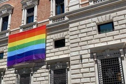 La embajada de EEUU ante la Santa Sede -el país más poderoso ante el más pequeño- ostenta durante un mes la bandera de los lobbies LGTB