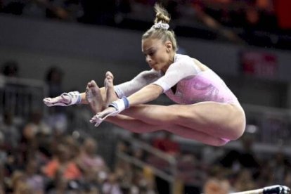 En cada una de sus competiciones, Grace McCallum lleva un rosario y una cruz y encomienda los resultados a la oración.