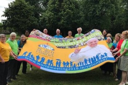 Voluntarios con logotipos del último Encuentro Mundial de las Familias, el de Dublín en 2018