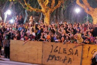 Manifestación de feministas anticatólicas agresivas en Rosario, Argentina, en 2017
