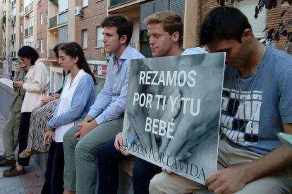 Rezar ante un abortorio u ofrecer alternativas a las madres que acuden a ellos a matar a su hijo podría ser delito si prospera la proposición de ley socialista.