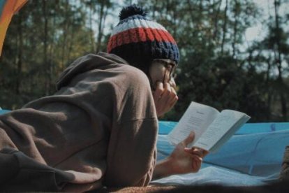 Un libro de reseñas nos puede orientar entre buenos clásicos - foto de Le Tan en Unplash