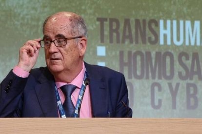 Juan Arana, catedrático emérito de filosofía de la Universidad de Sevilla, explica cómo enfrentarse al transhumanismo - hablando de la conciencia