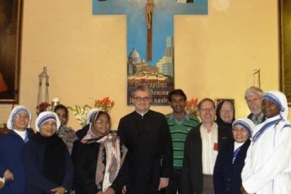 El padre Scalese, junto a las religiosas que servían en Afganistán