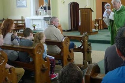 Una misa familiar... perseverar en ella ayuda a las familias, junto con la catequesis se crean redes de familias que se apoyan y se ayudan a través de la parroquia, y eso beneficia a los niños