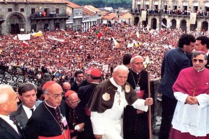 Desde Santiago de Compostela, durante su primer viaje apostólico a España, Juan Pablo II invitó a Europa a ser fiel a sus innegables raíces cristianas.