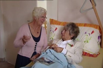 El suicidador acompaña al suicida, le pone música, le da dulces... y ayuda a que tome su veneno - escena del documental Suicide assisté, la mort sur ordonnance