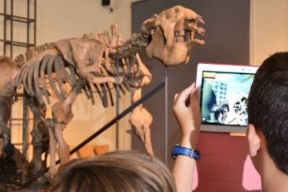 Niños con el famoso megaterio del Museo Nacional de Ciencias Naturales... que encontró y excavó un sacerdote dominico
