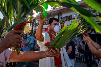 En 2021, la Semana Santa se celebrará con limitaciones litúrgicas... en España sin procesiones ni bendiciones externas, como esta de Filipinas de 2020