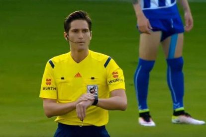 José Luis Munuera, el árbitro que está sorteando sus pertenencias para colaborar con personas sin hogar.