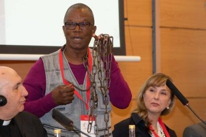 Gregoire Ahongbonon recorre el mundo enseñando las cadenas con las que los pobres atan a a sus enfermos mentales por falta de conocimiento y medicinas