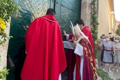 El cardenal Cañizares abriendo la puerta santa de Moncada / Archivalencia