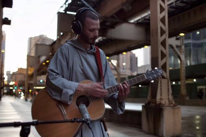 El hermano Isaiah (Isaías) se prepara para el sacerdocio en los Franciscanos de la Renovación, una orden muy presente en entornos urbanos marginales.