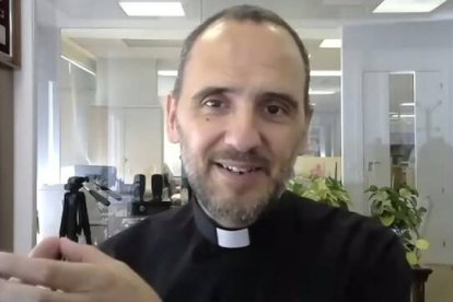 La mejor comunicación es la coherencia de vida, sostiene José Gabriel Vera. Por eso los santos son grandes comunicadores incluso a través de los siglos. Captura «Cruzando fronteras».