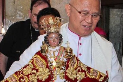 Mons. José Palma, Arzobispo de Cebú, con la imagen del Santo Niño