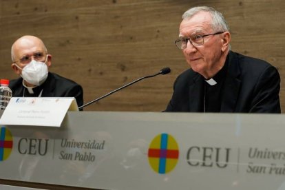 El cardenal Parolin habla en Madrid ante la atenta escucha del cardenal Osoro